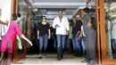 Aktor Bollywood Sanjay Dutt bersama istrinya, Manyata, berjalan keluar rumah untuk menemui penggemarnya usai dibebaskan dari penjara, di Mumbai, India, Kamis (25/2). Sanjay Dutt dihukum karena terseret kasus bom Mumbai pada 1993 (REUTERS/Shailesh Andrade)