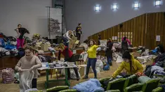 Relawan Ukraina menyortir pakaian yang disumbangkan untuk kemudian didistribusikan ke penduduk setempat di Lviv, Ukraina barat, pada Rabu (2/3/2022). Invasi Rusia ke Ukraina telah memasuki hari keenam. (AP Photo/Bernat Armangue)
