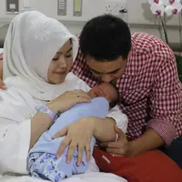 Zumi Zola hampir tidak bisa menyaksikan kelahiran anak keduanya. Aktor 36 tahun itu masih menjalankan tugas sebagai Gubernur Jambi berburu waktu untuk bisa mendampingi istrinya. (Adrian Putra/Bintang.com)