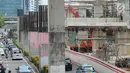 Kondisi lalu lintas sekitar proyek pembangunan LRT Jabodebek di Jalan Rasuna Said Kuningan, Jakarta, Kamis (14/2). Pembangunan LRT Jabodebek fase I membentang dari Cibubur-Cawang, Bekasi Timur-Cawang kemudian Cawang-Dukuh Atas.(Merdeka.com/Imam Buhori)