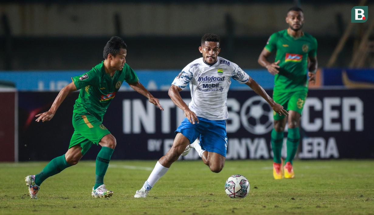 Diplot sebagai gelandang serang sejak menit awal babak pertama, Kambuaya mampu memberikan serangan-serangan berbahaya ke lini pertahanan PSS Sleman. Ia juga hampir mencetak gol jika tendangannya tidak melebar tipis. (Bola.com/Bagaskara Lazuardi)