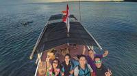 Berperahu menjelajah antar pulau di Kepulauan Karimunjawa. (foto: Liputan6.com/vega viditama/edhie prayitno ige)