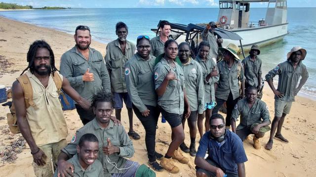 Para penjaga pantai Australia yang menemukan bangkai kapal dari Indonesia.