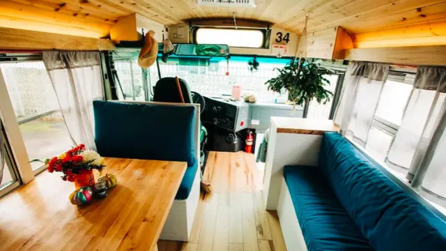 pasangan ubah bus tua jadi rumah