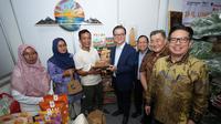 Board Member Sinar Mas, Franky Oesman Widjaja dan Managing Director Sinar Mas Ferry Salman di Booth UMKM Binaan APP Group pada Kegiatan Tjipta UMKM Fair 2025, di Jakarta. (Dok Sinar Mas)
