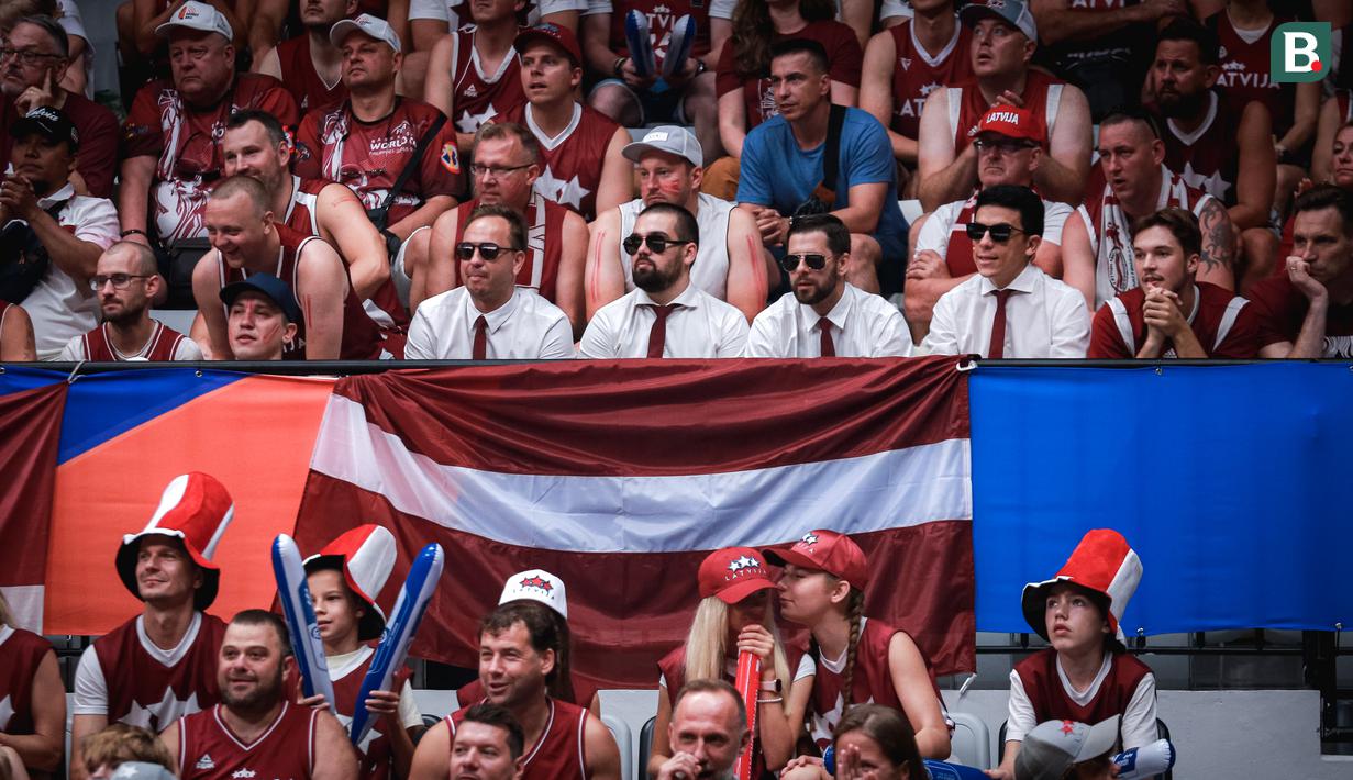 <p>Sejumlah pendukung Latvia mengenakan kemeja putih dan dasi merah saat menonton laga perdana Grup H Piala Dunia FIBA 2023 antara Timnas Basket Latvia melawan Timnas Basket Lebanon di Indonesia Arena, Senayan, Jakarta, Jumat (25/08/2023). Lebanon menang dengan skor 109-70. (Bola.com/Bagaskara Lazuardi)</p>