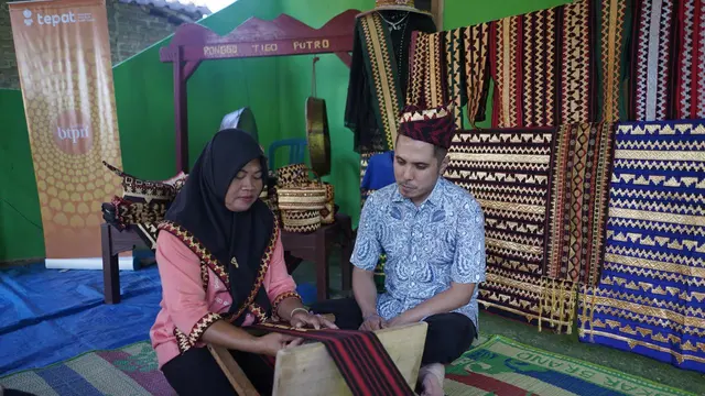 Cerita Perajin Tapis di Lampung, Kian Berdaya Lewat Pendampingan BTPN Syariah