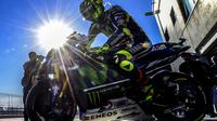 Pembalap Movistar Yamaha, Valentino Rossi. (JOSE JORDAN / AFP)