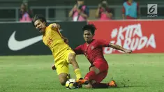 Bek Timnas Indonesia U-19, Firza Andika (kanan) berebut bola dengan pemain China U-19, Qinhan Sun pada laga PSSI 88th U-19 International Tournament di Stadion Pakansari, Cibinong, Selasa (25/9). Indonesia kalah 0-3. (Liputan6.com/Helmi Fithriansyah)