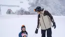 Keseruan bermain salju bersama anak ini pun terlihat menyenangkan. Karena bisa main seluncuran bersama si kecil terasa sangat membahagiakan. Felicya pun tidak sedikit menceritakan pengalaman serunya di dalam caption Instagramnya. (Liputan6.com/IG/@felicyangelista_)