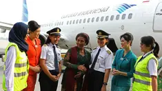 Menteri Kelautan dan Perikanan Susi Pudjiastuti (tengah) berbincang dengan pilot dan sejumlah kru sebelum mengikuti Kartini Flight GA 204 rute Jakarta - Yogyakarta di Bandara Soetta, Tangerang, Banten, Sabtu (21/4). (Liputan6.com/Immanuel Antonius)