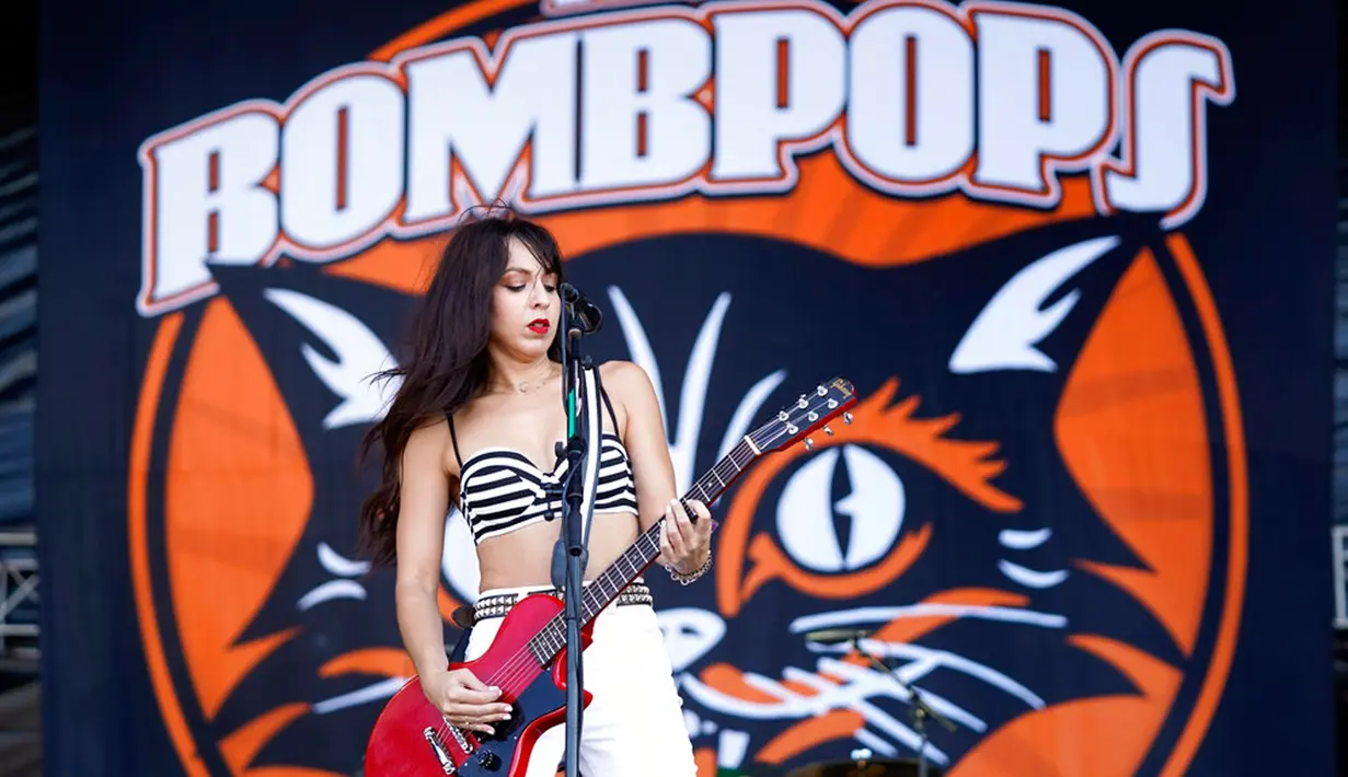 Jen Razavi dari The Bombpops tampil pada hari ketiga Riot Fest 2022 di Douglass Park, Chicago, Amerika Serikat, 18 September 2022. (Photo by Rob Grabowski/Invision/AP)