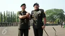 KASAD Jenderal TNI Mulyono (kiri) bersalam komando dengan Pangkostrad, Mayjen TNI Edy Rahmayadi usai upacara serah terima jabatan di Markas Divisi Infanteri I Kostrad, Cilodong, Jawa Barat, Jumat (31/7/2015). (Liputan6.com/Helmi Fithriansyah)