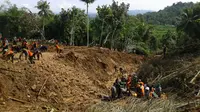 Upaya pencarian korban longsor Kebumen dan Purworejo belum menemukan korban. (Liputan6.com/ Edhie Prayitno Ige)