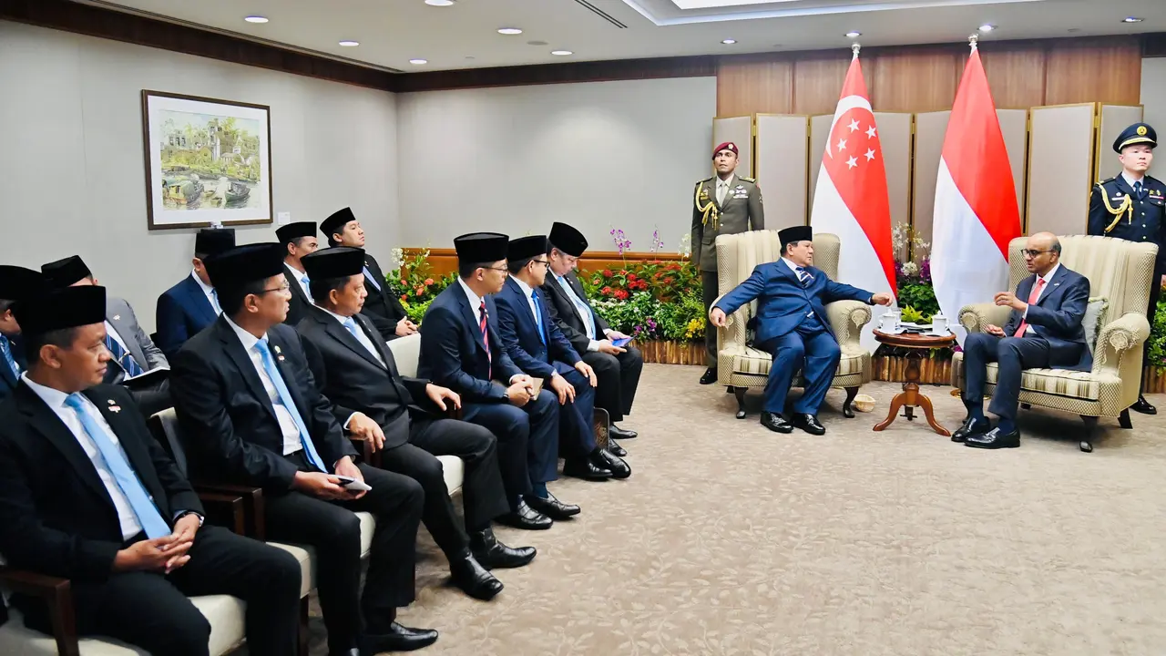 Menteri Hukum Republik Indonesia, Supratman Andi Agtas (kedua dari kiri), mendampingi Presiden Prabowo Subianto dalam pertemuan bilateral tingkat tinggi Leader’s Retreat bersama Perdana Menteri Singapura Lawrence Wong di Parliament House, Singapura, Senin
