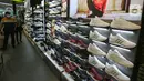 Pengunjung melihat deretan sepatu di JD Sports Lippo Mall Puri, Jakarta (3/03/2022). Kehadiran JD Sports melengkapi deretan tenant yang dikelola LMI di masa bangkitkan perekonomian Indonesia. (Liputan6.com/Fery Pradolo)