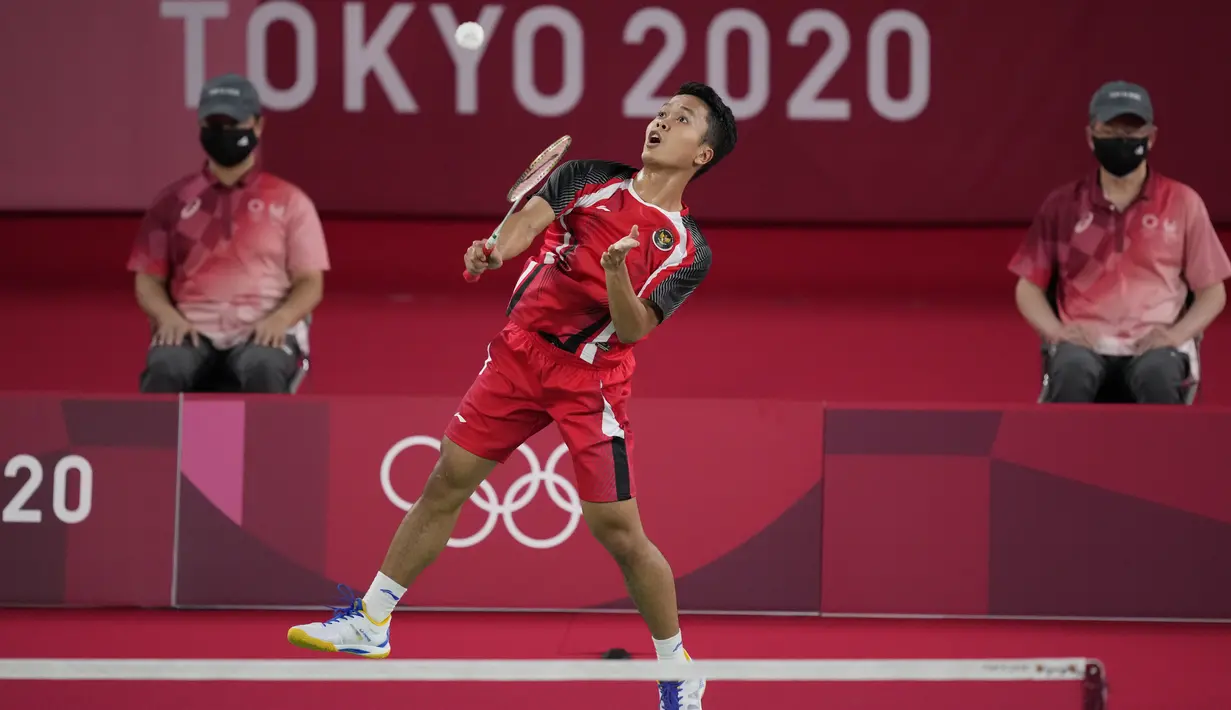 Tunggal putra Indonesia Anthony Sinisuka Ginting mengembalikan kok ke arah Gergely Krausz dari Hungaria pada laga pertama cabang bulu tangkis tunggal putra Grup J Olimpiade Tokyo 2020 di Musashino Forest Plaza, Minggu (25/7/2021).  Anthony Ginting menang 21-13 dan 21-8. (AP Photo/Dita Alangkara)