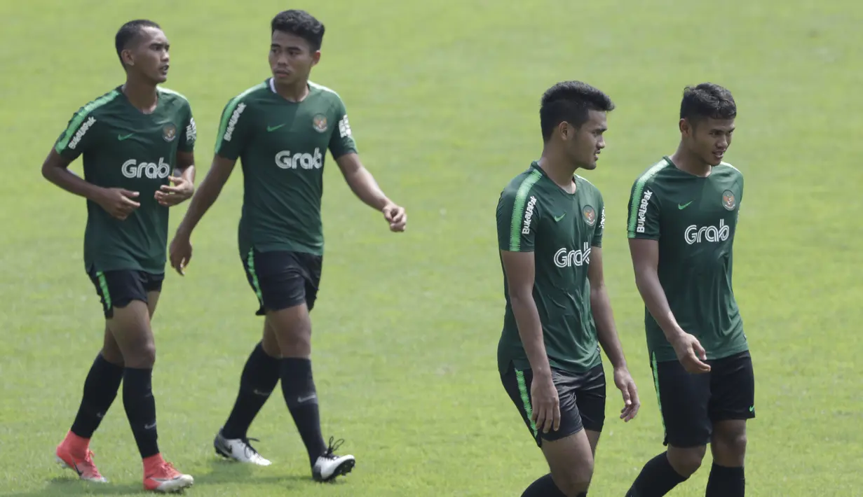Para pemain Timnas Indonesia U-22 tampak lelah usai latihan di Stadion Madya, Jakarta, Selasa (8/1). Latihan ini merupakan persiapan jelang Piala AFF U-22. (Bola.com/Vitalis Yogi Trisna)
