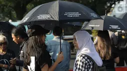 Aktivis saat melakukan Aksi Kamisan ke-604 di depan Istana Merdeka, Jakarta, Kamis (3/9/2019). Aksi Kamisan ke-604 mendesak pemerintah menuntaskan beragam kasus pelanggaran HAM masa lalu, selain itu mereka juga berdiskusi tentang #reformasidikorupsi. (Liputan6.com/Helmi Fithriansyah)