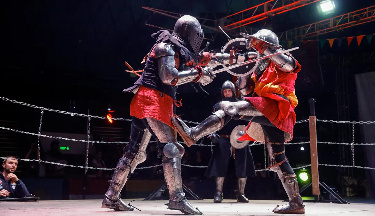 Para kontestan berduel dalam ajang Warrior 2020 di Moskow, Rusia, pada 23 Februari 2020. Warrior 2020, sebuah turnamen kesatria internasional dan pertunjukan abad pertengahan yang unik, digelar di Moskow pada Minggu (23/2). (Xinhua/Maxim Chernavsky)