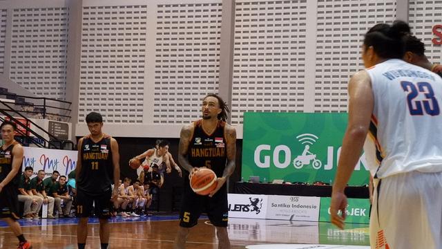 Pemain Pelita Jaya, Gary Jacobs (tengah).