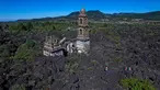 Bangunan gereja yang bernama San Juan Parangaricutiru di Angahuan, Meksiko, 17 Januari 2016. Gereja ini disebut sebagai keajaiban Tuhan karena luput dari sapuan lava gunung berapi pada  20 februari 1943 silam. (AFP PHOTO / Mario Vazquez)