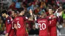 Cristiano Ronaldo (kana) dan para pemain Portugal merayakan gol saat mengalahkan Latvia 4-1 pada laga Kualifikasi Piala Dunia 2018 di Algarve stadium, Faro (13/11/2016). (AFP/Francesco Leong)