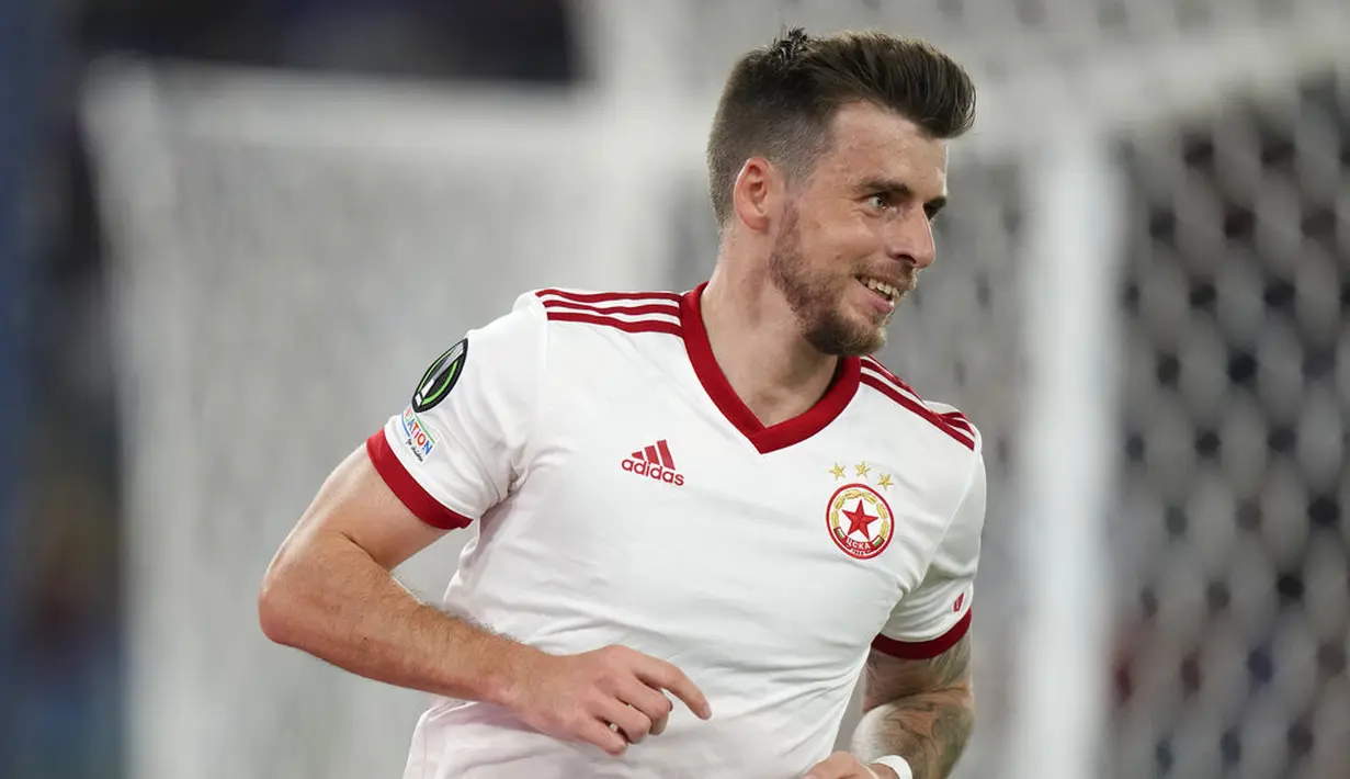 Gelandang CSKA Sofia, Graham Carey melakukan selebrasi usai mencetak gol ke gawang AS Roma pada pertandingan grup C Liga Europa di Stadion Olimpiade Roma, Jumat (17/9/2021). AS Roma menang telak atas CSKA Sofia 5-1. (AP Photo/Andrew Medichini)