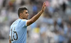 Gelandang Manchester City, Rodri (16), memberi salam kepada para penggemar di tribune setelah laga Piala Dunia Antarklub Grup G melawan Juventus di Orlando, Florida, Jumat, 27 Juni 2025. (AP Photo/Phelan M. Ebenhack)