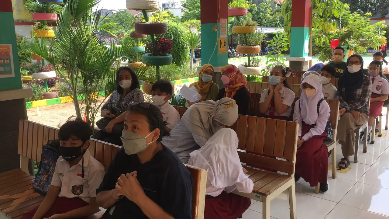Vaksinasi Covid-19 untuk anak usia 6-11 tahun di SDN Kalibata 11, Jakarta Selatan, Selasa (14/12/2021).