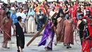 Adegan yang menceritakan Yesus sedang mambawa salib dalam peragaan drama teatrikal Jalan Salib (Tablo) saat perayaan Paskah di Gereja St Matius Penginjil Bintaro, Jumat (14/4). (Liputan6.com/Angga Yuniar)