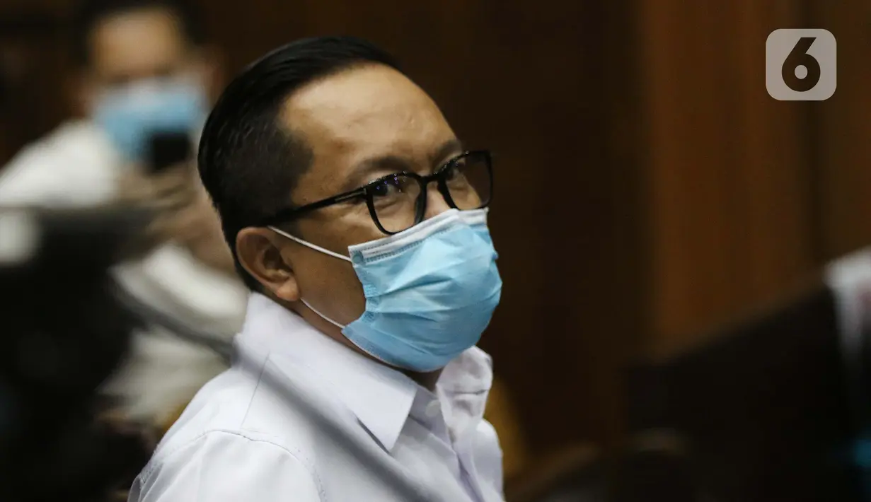 Terdakwa kasus dugaan suap penghapusan red notice atas nama Djoko S Tjandra, Brigjen (Pol) Prasetijo Utomo jelang sidang lanjutan di Pengadilan Tipikor Jakarta, Senin (16/11/2020). Sebelumnya, Prasetijo didakwa menerima uang suap USD 150.000 dari Djoko S Tjandra. (Liputan6.com/Helmi Fithriansyah)