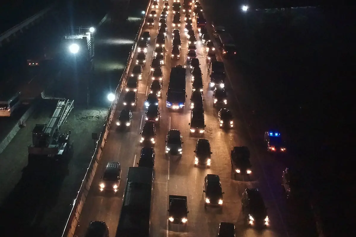Kepadatan Kendaraan di Gerbang Tol Cikarang Utama