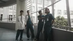 Tak hanya film, Abidzar Al Ghifari debut bermain serial web pada 2019. Series Lady Giga adalah series pertama Abidzar. Pada tahun 2024, aktor kelahiran 13 April 2001 ini bintangi serial web Sekotengs bersama Giorgini Abraham, Adipati dan Arbani Yasiz. Web series tersebut mendapatkan apresiasi dari netizen karena dinilai sukses dan setia pada versi webtoon-nya. (Liputan6.com/IG/@abidzar73)
