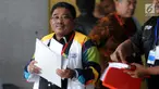 Dirjen Otonomi Daerah Kemendagri, Soni Sumarsono bersiap menjalani pemeriksaan di gedung KPK, Jakarta, Kamis (9/8). Sumarsono menjalani pemeriksaan kasus dugaan suap pengalokasian dan penyaluran dana otonomi khusus Aceh (DOKA). (Merdeka.com/Dwi Narwoko)