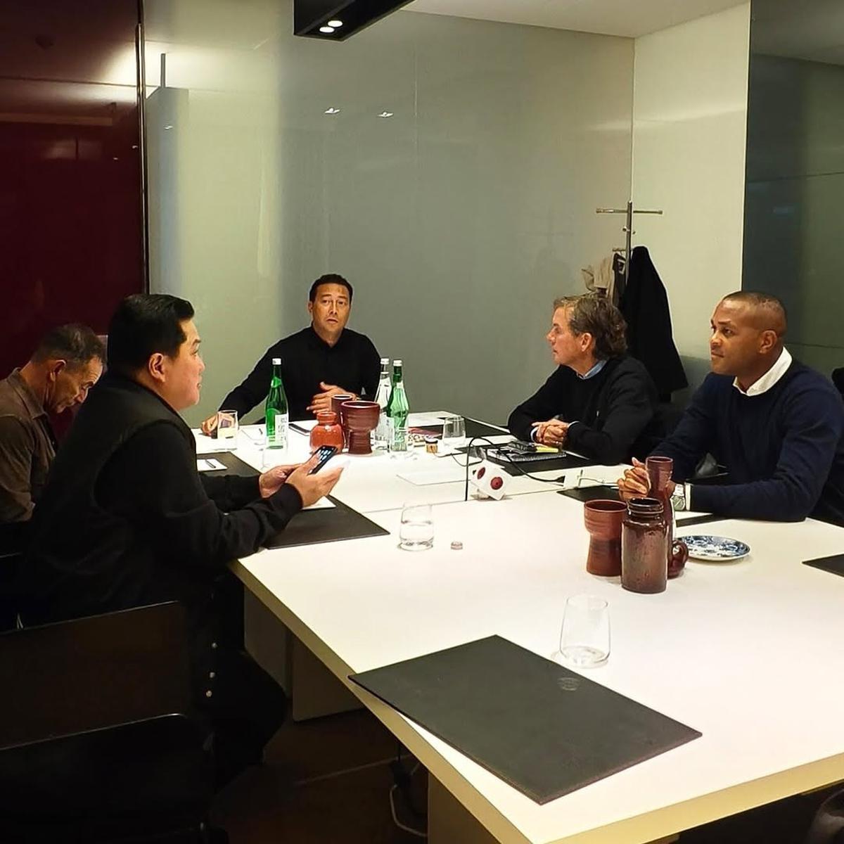 Senyum Semringah Pelatih Kluivert Dibawakan Oleh-oleh Erick Thohir
