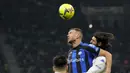 <p>Penyerang Inter Milan, Edin Dzeko berebut bola udara dengan pemain Empoli, Sebastiano Luperto pada pertandingan lanjutan Liga Italia di stadion San Siro di Milan, Italia, Selasa (24/1/2022). Inter Milan tumbang atas Empoli dengan skor 0-1. (AP Photo/Luca Bruno)</p>