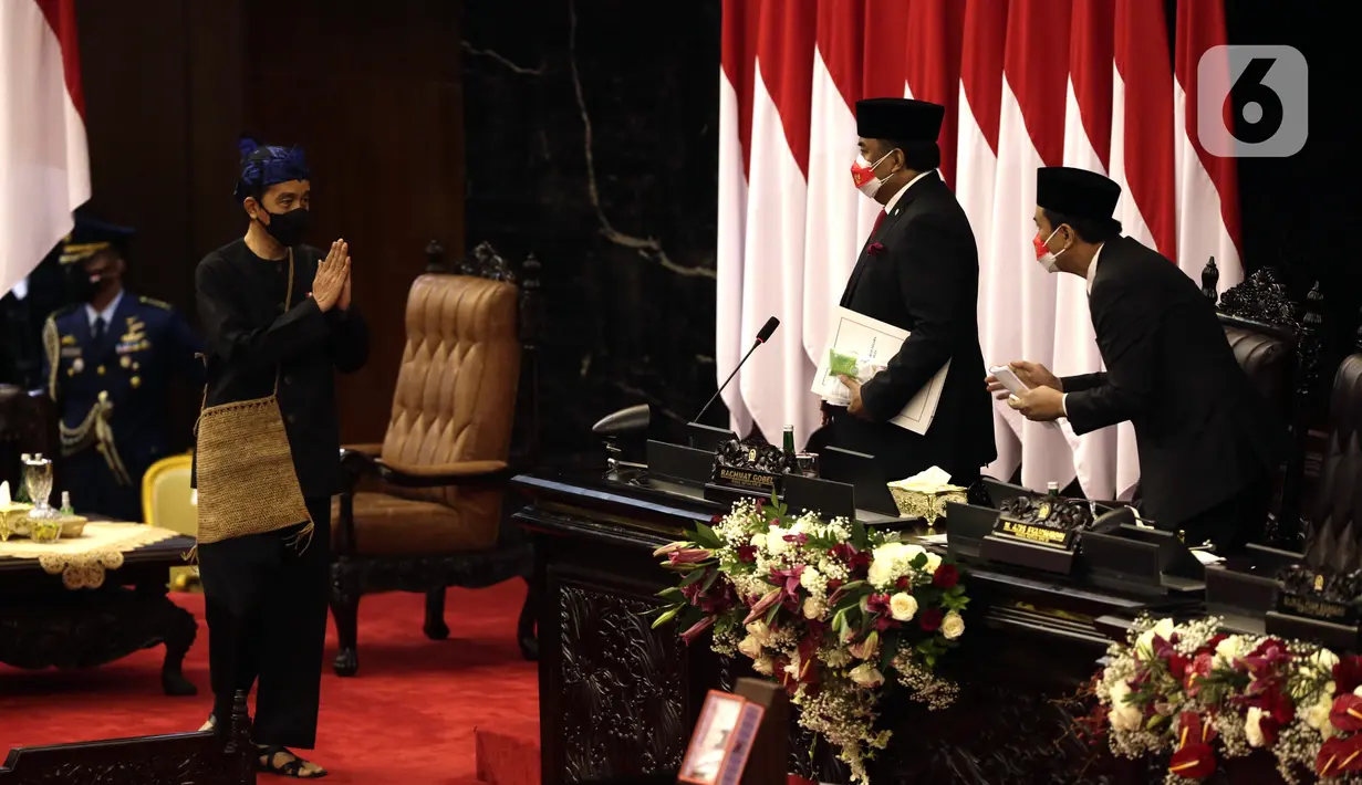 Presiden Joko Widodo atau Jokowi (kiri) memberi salam saat mengikuti Sidang Paripurna DPR 2021 di Gedung Nusantara, Senayan, Jakarta, Senin (16/8/2021). Jokowi membacakan RUU APBN 2022 dan Nota Keuangan. (Liputan6.com/Angga Yuniar)