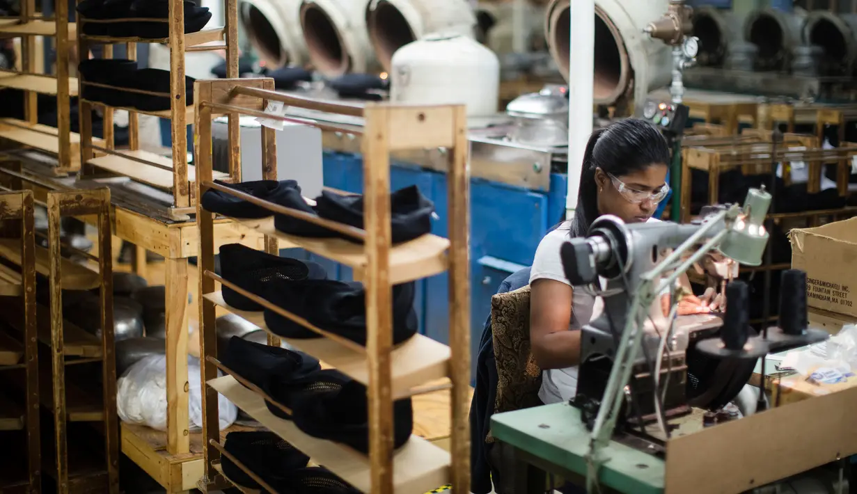 Pekerja mengambil bagian dalam pembuatan topi Kangol di Bollman Hat Company di Adamstown, Pa., AS (1/5). Produksi pakaian jadi AS telah meningkat 50 persen sejak 2009. (AP Photo / Matt Rourke)