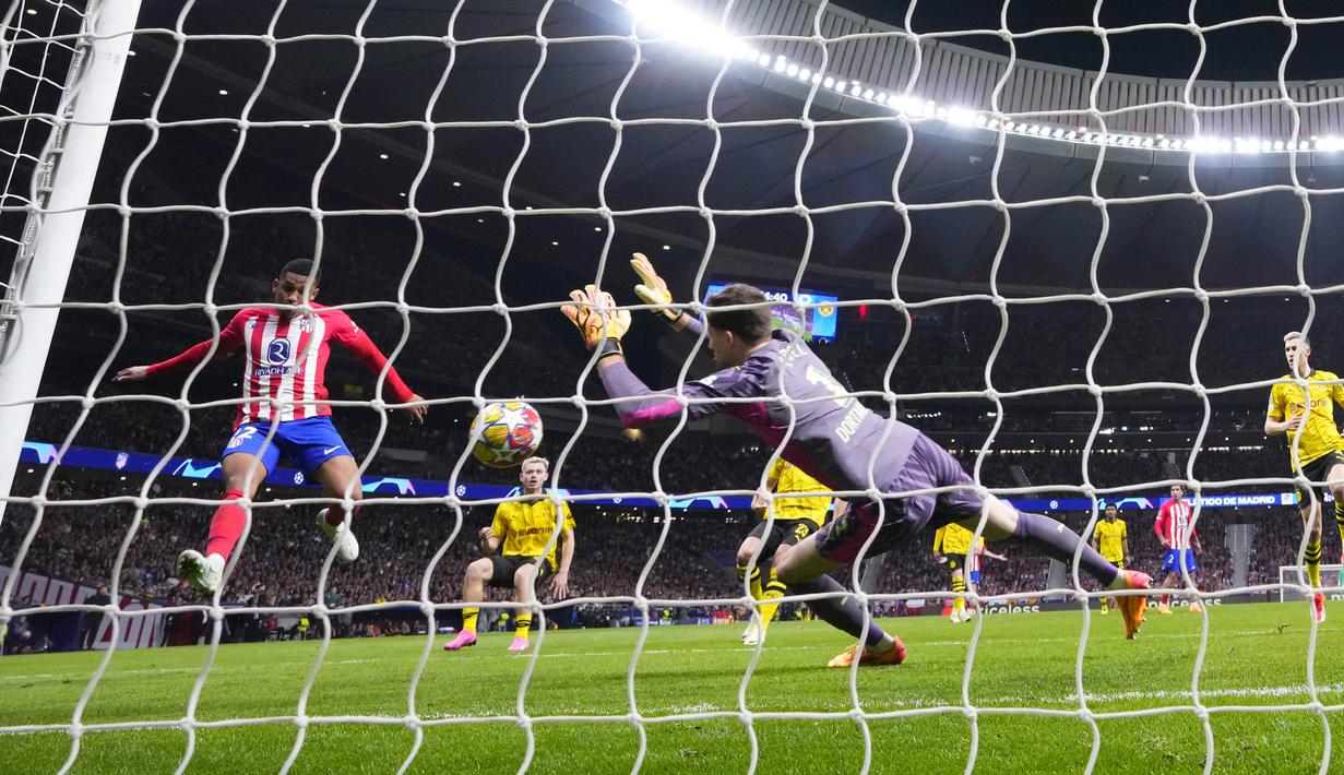 Pemain Atletico Madrid, Samuel Lino, berusaha mencetak gol ke gawang Borussia Dortmund pada leg pertama perempat final Liga Champions di Stadion Metropolitano, Kamis (11/4/2024). Kemenangan ini menjadi modal berharga bagi Atletico untuk bertandang ke markas Dortmund pada pekan depan. (AP Photo/Manu Fernandez)