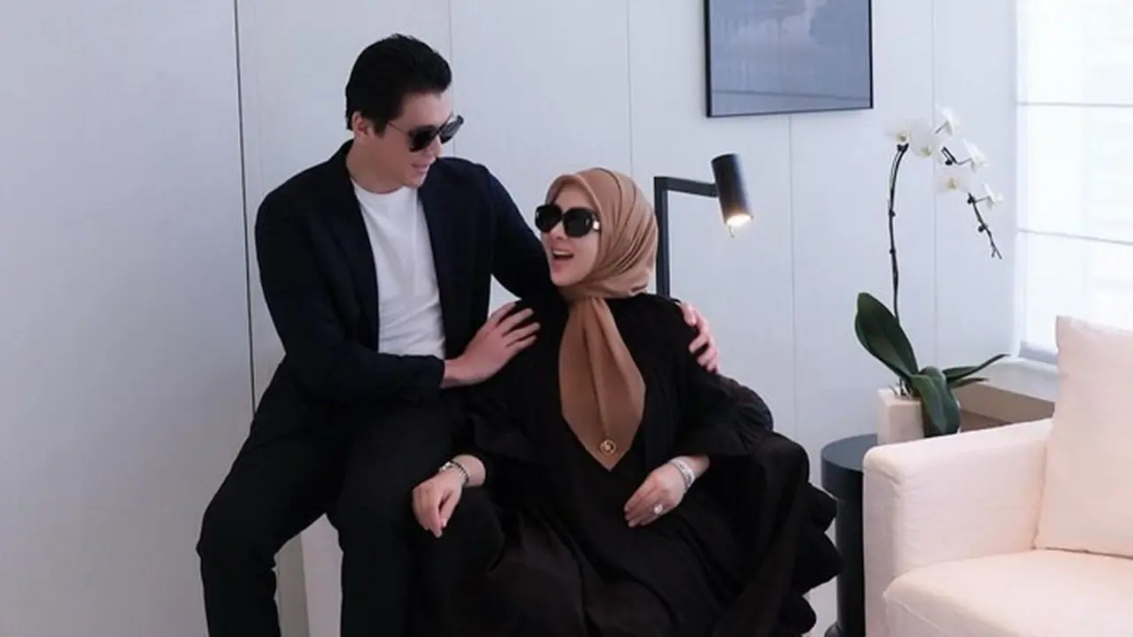 7 Potret Syahrini dan Reino Barack Rayakan Anniversary ke-5, Dapat Kado Spesial