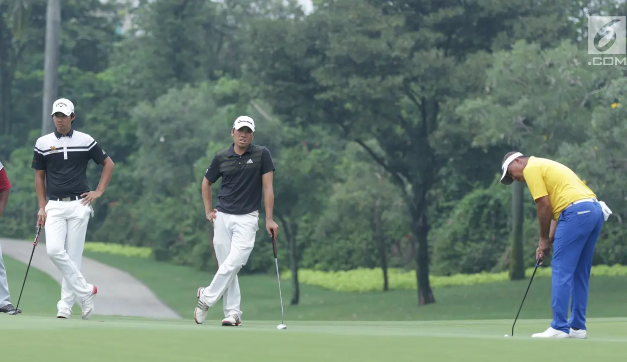 Pegolf Indonesia Rory Hie (tengah) menanti waktu bermain pada Golf Indonesia Open 2017 di Pondok Indah Golf Course, Jakarta, Minggu (29/10). Indonesia Open 2017 merupakan turnamen seri Asian Tour diikuti 140 pegolf. (Liputan6.com/Helmi Fithriansyah)