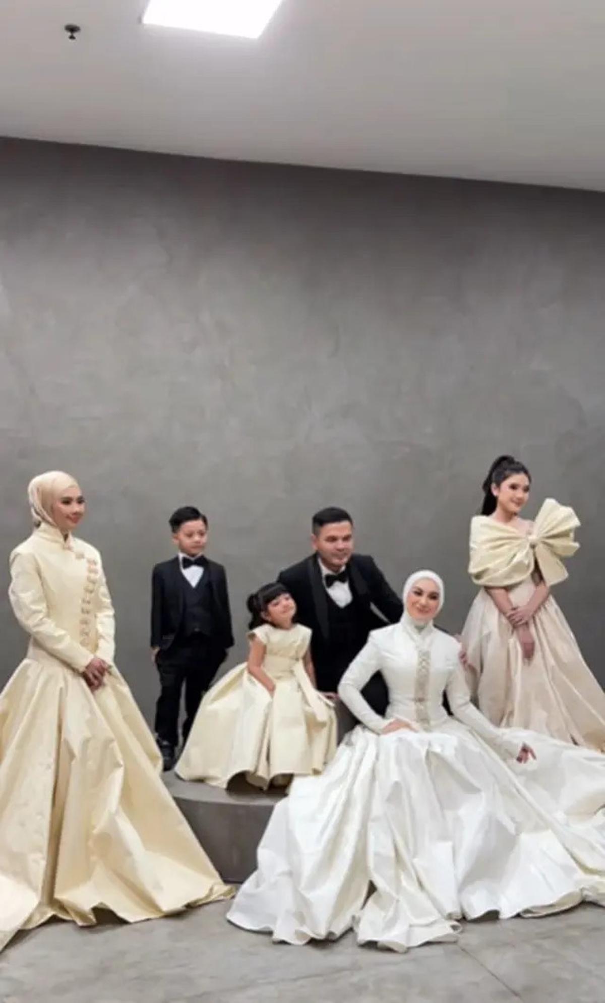 Photoshoot Irish Bella Bersama Keluarga, Inspirasi Menarik Outfit Formal dan Bertema Adat
