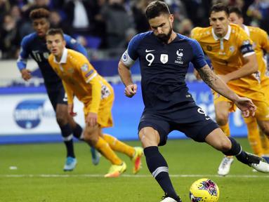 Pemain depan Prancis Olivier Giroud saat mengeksekusi penalti ke gawang Moldova pada pertandingan Grup H Kualifikasi Piala Eropa 2020 di stade Stade de France, di Saint Denis, utara Paris (14/11/2019). Prancis menang tipis atas Moldova 2-1. (AP Photo/Francois Mori)