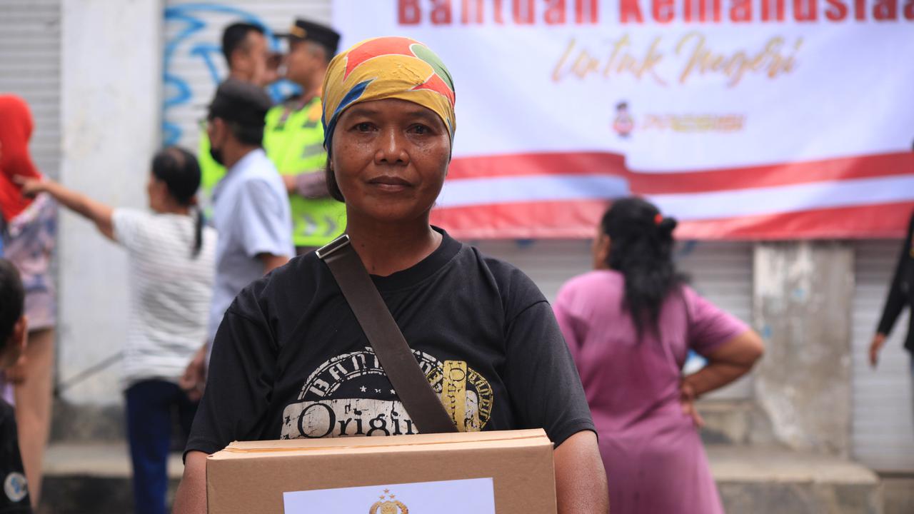 Ponikem warga yang menerima bantaun Sembako dari Kapolri