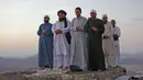 Peziarah muslim berdoa di Jabal al-Noor atau Gunung Cahaya yang menghadap ke Kota Suci Mekkah, Arab Saudi, 5 Juli 2022. Satu juta orang, termasuk 850 ribu dari luar negeri, diizinkan untuk berpartisipasi dalam haji tahun ini setelah dua tahun terakhir jumlahnya dikurangi secara drastis karena pandemi virus corona COVID-19. (Christina ASSI/AFP)