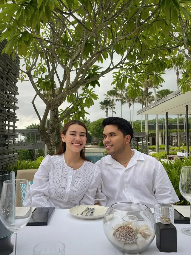 6 Potret Perayaan Ultah Aaliyah Massaid Bareng Thariq di Bali, Intimate Serba Putih
