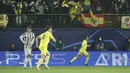 Gelandang Villarreal, Dani Parejo (kanan) berselebrasi usai mencetak gol ke gawang Juventus pada pertandingan leg pertama Liga Champions di Estadio de la Ceramica, Spanyol, Rabu (23/2/2022).  Juventus bermain imbang atas Villarreal 1-1.  (AP Photo/Alberto Saiz)