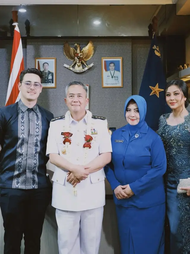 7 Potret Awkarin Tampil Anggun Berkebaya Navy Dampingi Sang Ayah dalam Pelantikan Jabatan Baru (credit: instagram.com/narinkovilda).