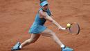 Petenis Rumania, Simona Halep mengembalikan bola saat melawan petenis Amerika, Alison Riske pada ajang Prancis Terbuka 2018 di Roland Garros stadium (30/5/2018).  (AP/Alessandra Tarantino)
